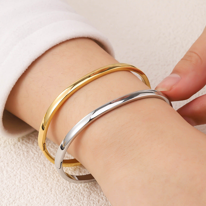 Fashionable And Minimalist Titanium Steel Bracelet With A Personalized Curved Design