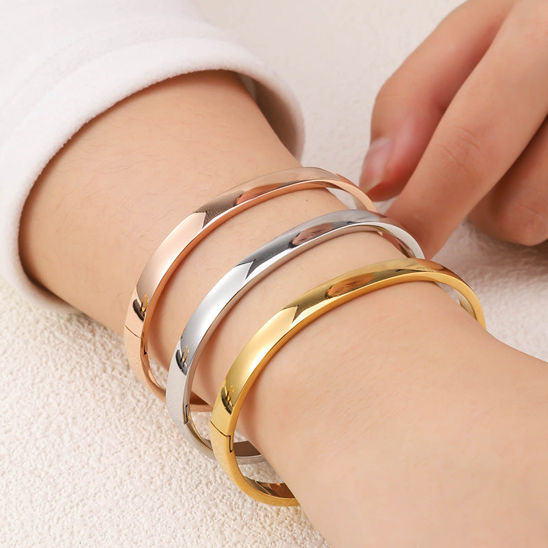 Fashionable And Minimalist Titanium Steel Bracelet With A Personalized Curved Design